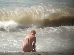 CHECK OUT THIS BLONDE WITH TIGHT BODY ENJOYS THE BEACH.