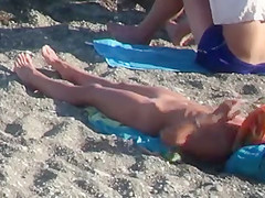 CHECK OUT THIS BLONDE WITH TIGHT BODY ENJOYS THE BEACH.