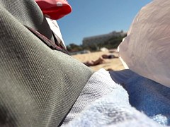 ragazza che dorme in spiaggia