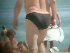 LOOK AT THIS HOT MAMA DRYING HER SKIN UNDER THE SUN