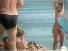 LOOK AT THIS HOT MAMA DRYING HER SKIN UNDER THE SUN