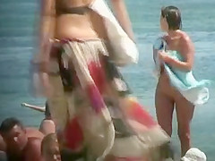 LOOK AT THIS HOT MAMA DRYING HER SKIN UNDER THE SUN