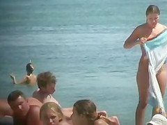 LOOK AT THIS HOT MAMA DRYING HER SKIN UNDER THE SUN