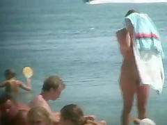 LOOK AT THIS HOT MAMA DRYING HER SKIN UNDER THE SUN