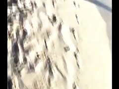 chica hermosisima en la playa  marcando cameltoe