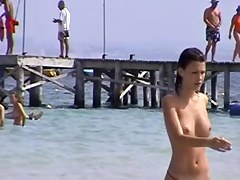 preciosa chica en la playa