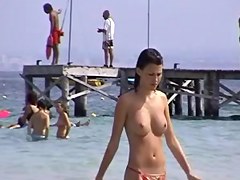 preciosa chica en la playa