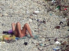 Voyeur. Guy with tanned ass fuck a woman at a public beach