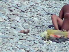 Voyeur. Guy with tanned ass fuck a woman at a public beach
