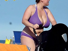 Candid MILF Huge Busty Beach Cleavage