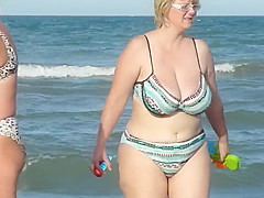 chubby mom spied on the beach