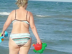 chubby mom spied on the beach