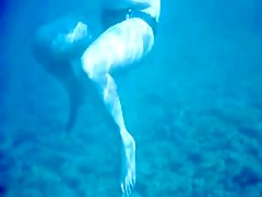 Topless thick MILF under the water for voyeurs