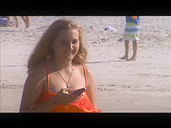 candid beach teen spy jiggly tits 21, smiles at cam