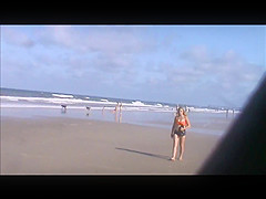 candid beach teen spy jiggly tits 21, smiles at cam