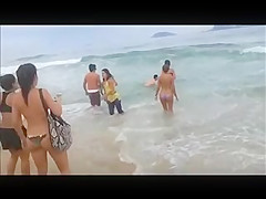 ellas querian ayudar al delfin