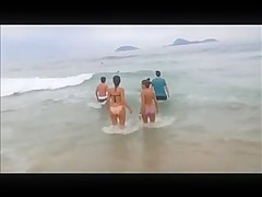 ellas querian ayudar al delfin