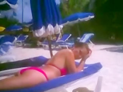 Elle aime regarder - Exhib a la plage