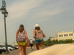 Couple o Teens Leavin' the Beach (Graz 15)