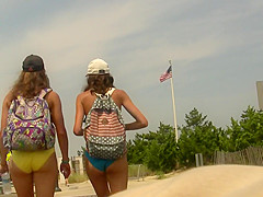 Couple o Teens Leavin' the Beach (Graz 15)