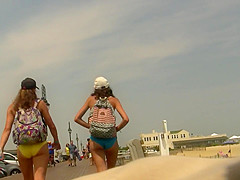 Couple o Teens Leavin' the Beach (Graz 15)