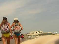 Couple o Teens Leavin' the Beach (Graz 15)