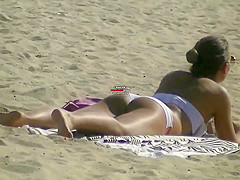 Aurelie et Sabrina a la plage avec une amie (pas de moi)