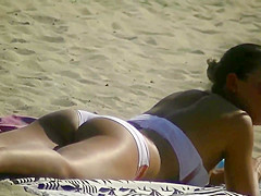 Aurelie et Sabrina a la plage avec une amie (pas de moi)