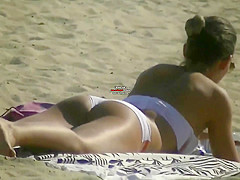 Aurelie et Sabrina a la plage avec une amie (pas de moi)