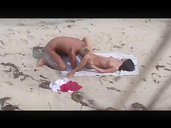 VOYEUR ON THE BEACH 4 young couple