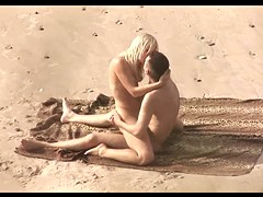 Voyeur on public beach. Hot young couple sex2