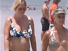 candid mature jiggly beach tits 64