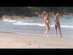 Mulher desfila de calcinha na praia