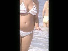 quick nipslip at beach,, sexy blonde