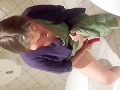 Odile la chienne dans les toilettes des hommes