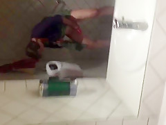 Odile la chienne dans les toilettes des hommes