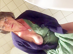 Odile la chienne dans les toilettes des hommes