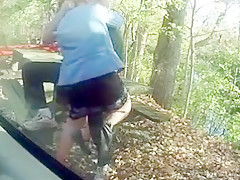 Sconosciuto e moldava nel parco lambro