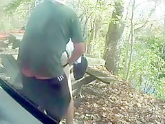 Sconosciuto e moldava nel parco lambro