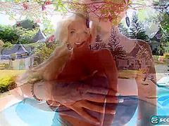 Dolly's bikini delight