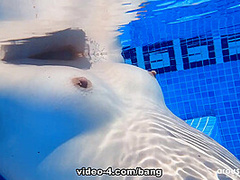 Kate Quinn Gives Her Guy And Underwater Foot Job