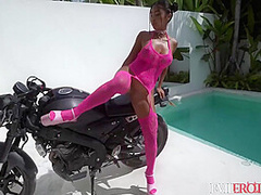 Glamorous Amateur - Big Ass Doggystyle Clip