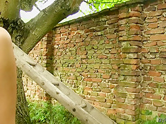 Gorgeous girls enjoys oral sex outdoors