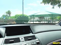 Tattooed babe with larg mouth like to make blowjobs