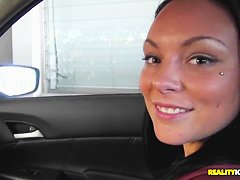 Tattooed babe with larg mouth like to make blowjobs