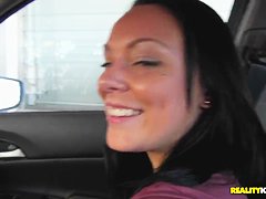 Tattooed babe with larg mouth like to make blowjobs