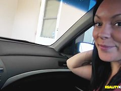 Tattooed babe with larg mouth like to make blowjobs