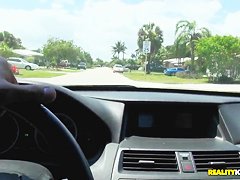 Tattooed babe with larg mouth like to make blowjobs