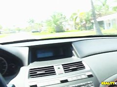 Tattooed babe with larg mouth like to make blowjobs