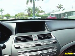 Tattooed babe with larg mouth like to make blowjobs